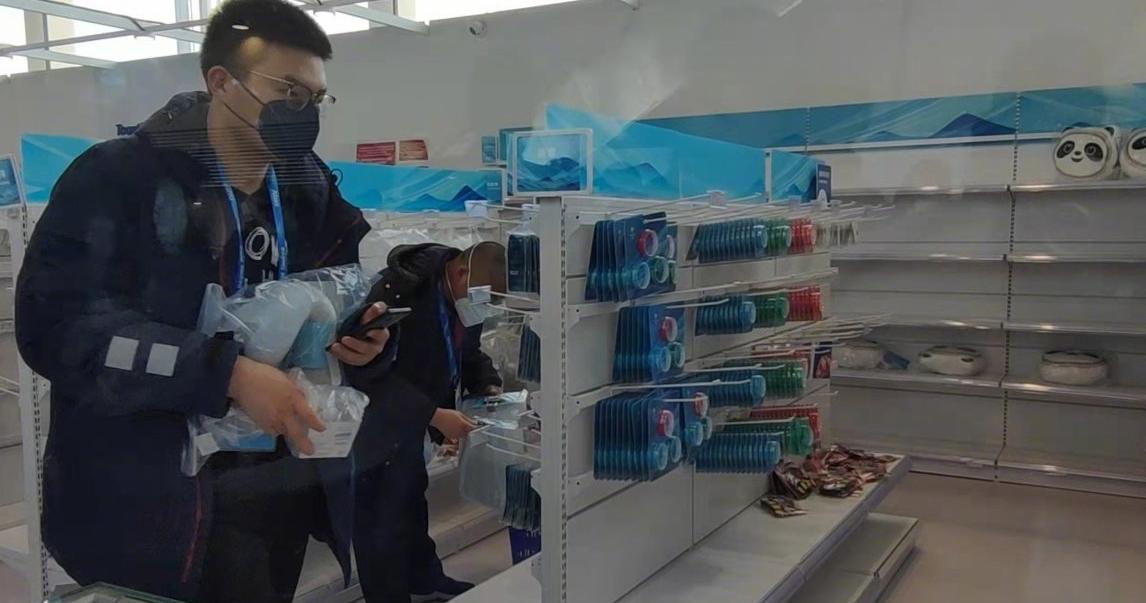 北京冬奧閉環內的主媒體中心官方特許商店內的冰墩墩周邊所剩無幾。(互聯網)