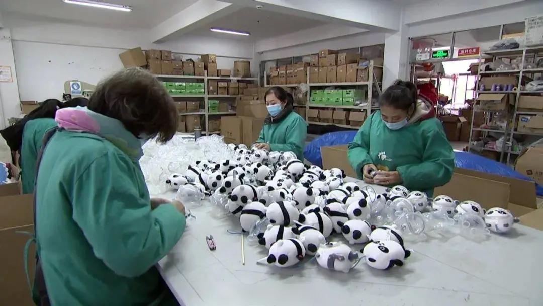 江蘇有玩具廠已接到北京冬奧組委臨時加單,正加班趕製冰墩墩。(互聯網)