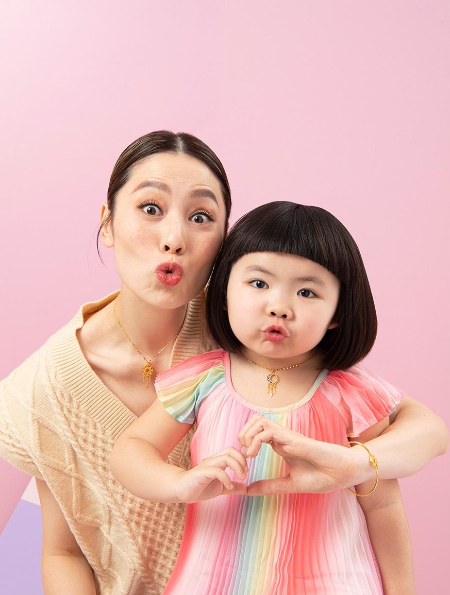 Lucy及梁志瑩母女散發甜蜜親情。