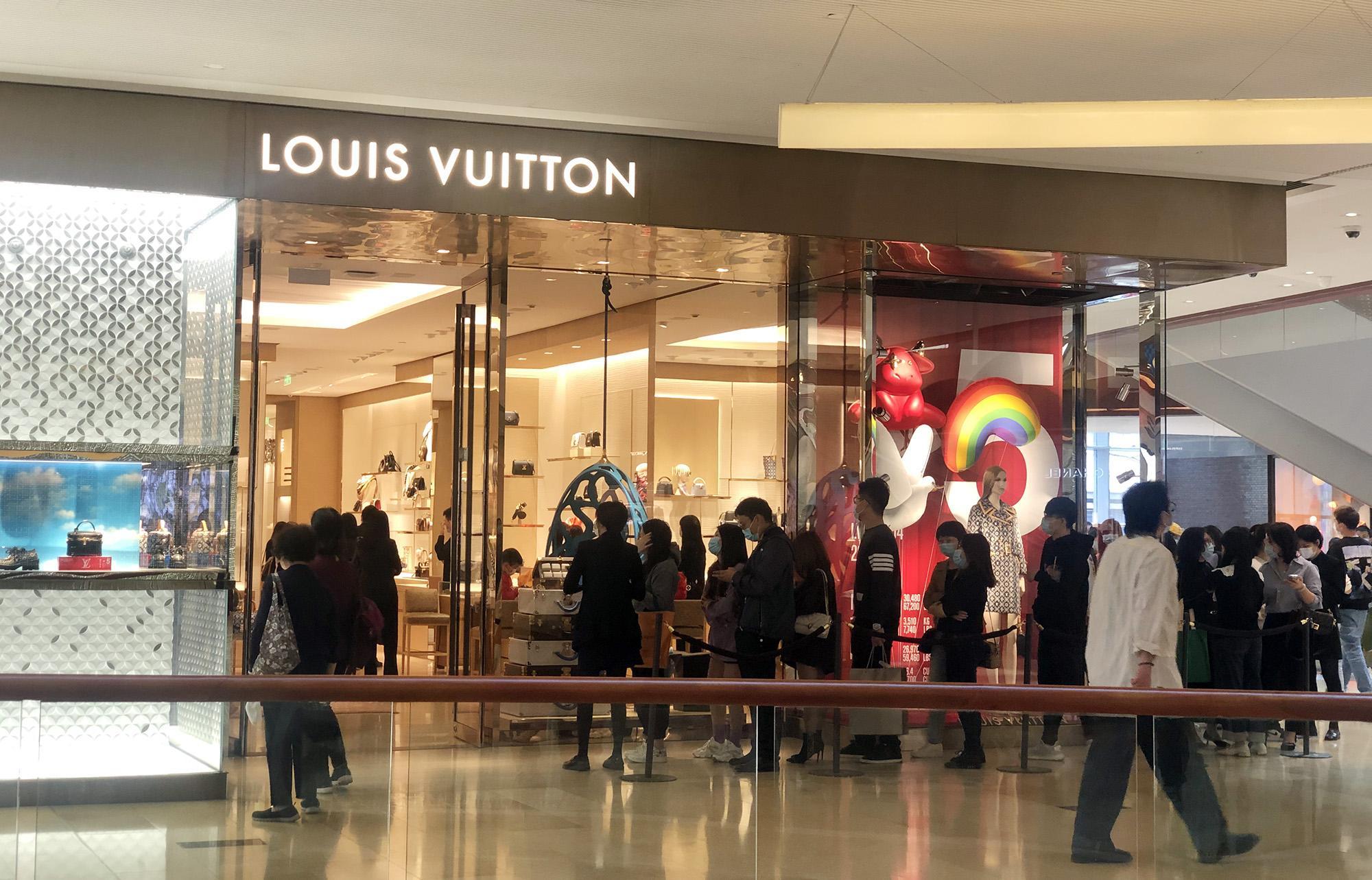 2名女子從香港偷渡到廣州後,隨即去太古匯LV。(互聯網)