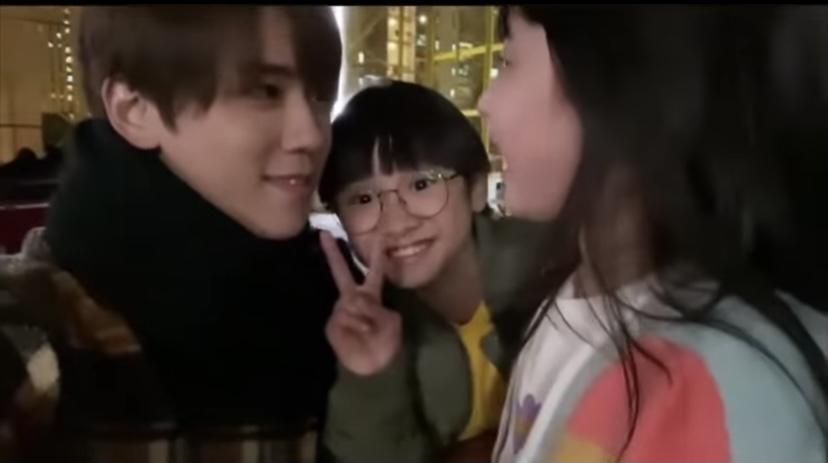 姜濤與另一小朋友要小妹妹在MIRROR十二子只揀一位。