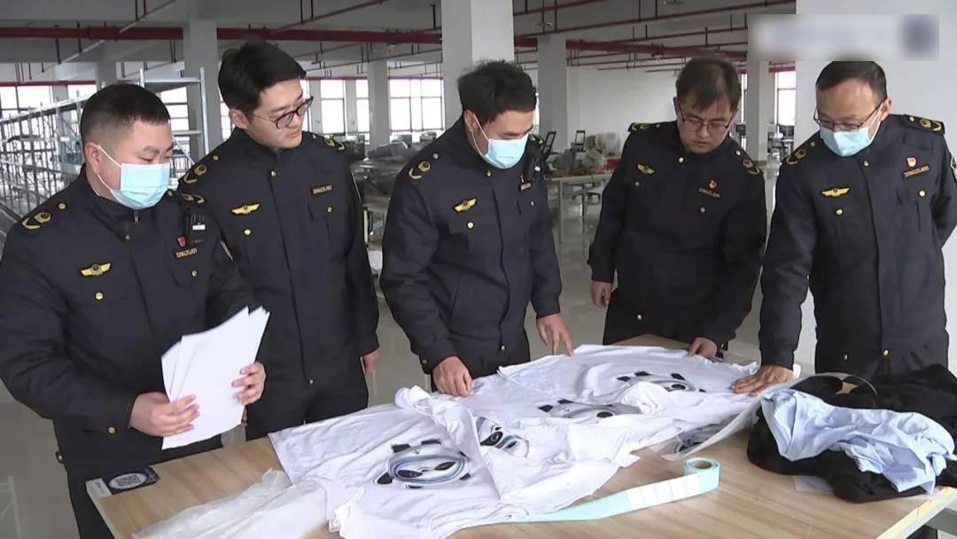 江蘇南通市場監管部門檢獲一批山寨冰墩墩T恤。(互聯網)