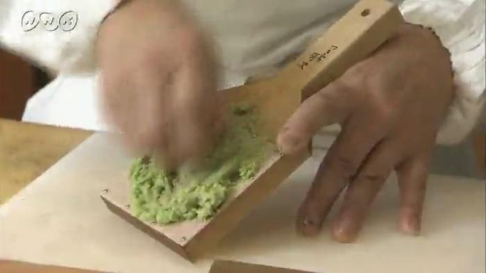 壽司師傅用新鮮山葵磨製青芥辣。(互聯網)
