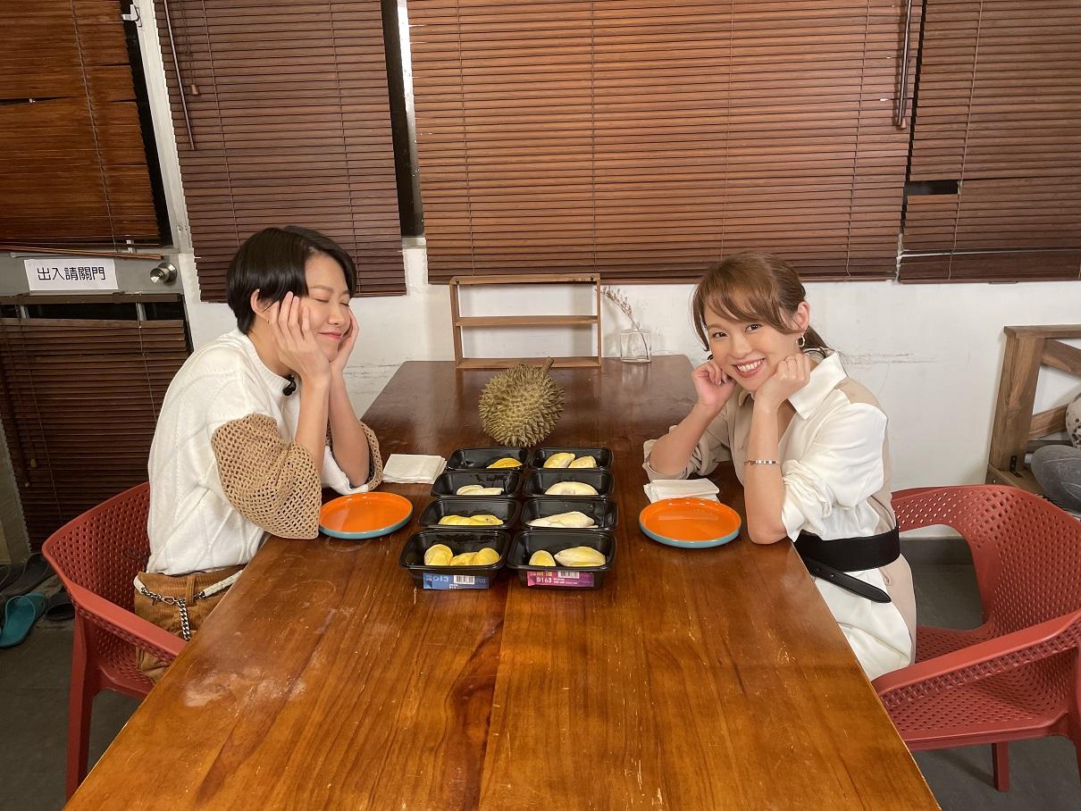 廖子妤與龔柯允一同品嚐一系列不同品種的馬拉榴槤