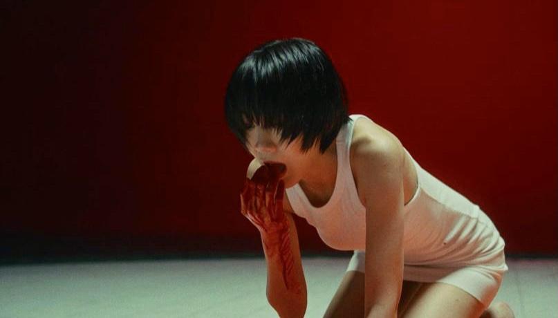 Jeremy新歌MV尺度大膽,他看到廖子妤抵著嚴寒穿薄衣拍攝,大讚對方專業。