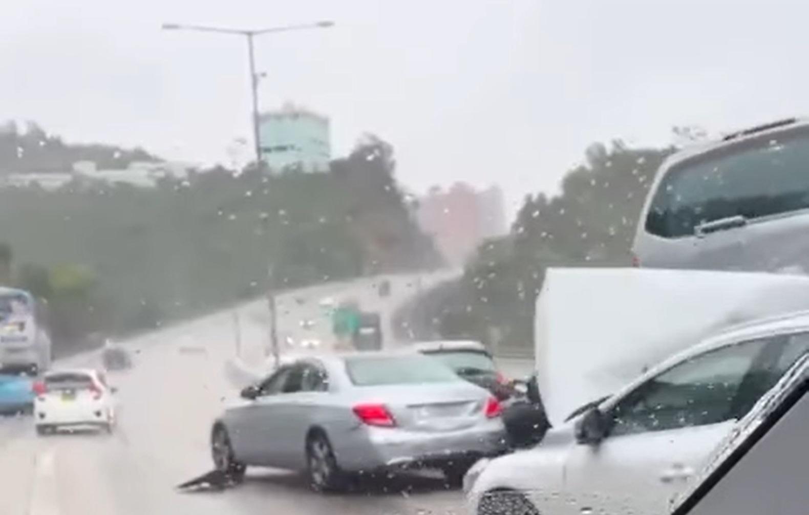 有私家車被撞至車牌飛脫。(香港突發事故報料區@fb影片截圖)
