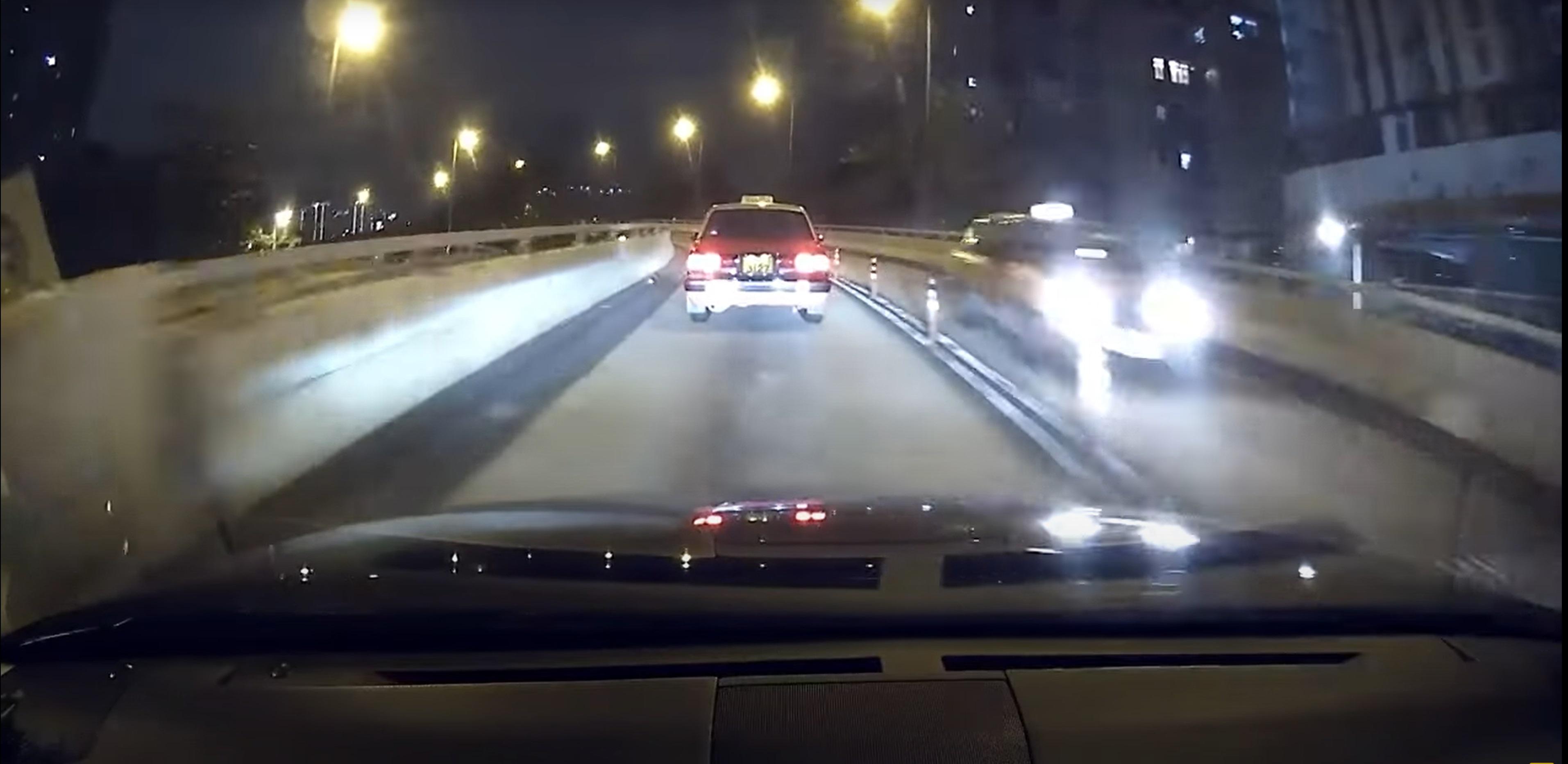 不明液體擊中對面線車輛的擋風玻璃。(網片截圖)