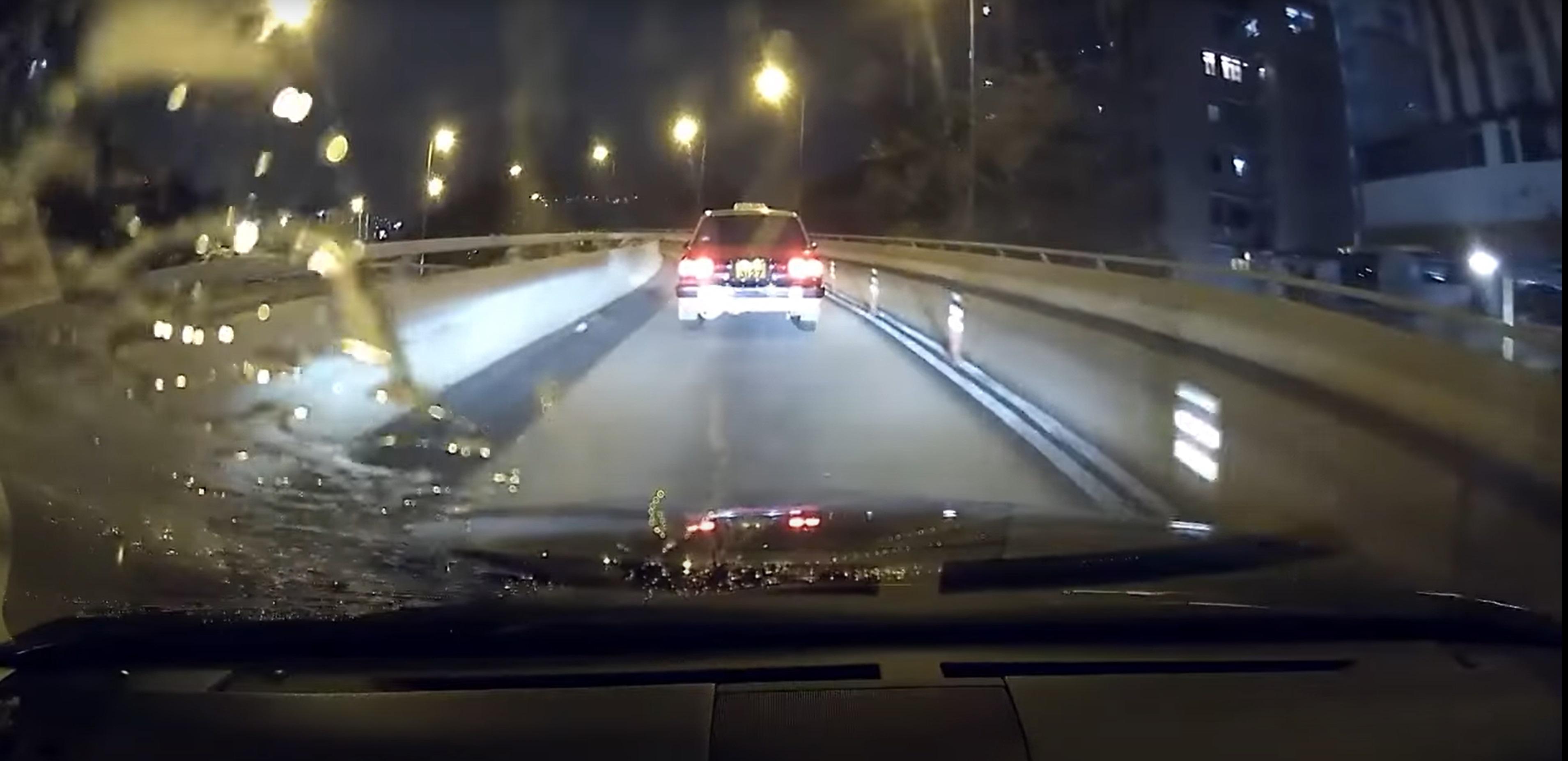 疑似尿液的不明液體被擋風玻璃擋下。(網片截圖)