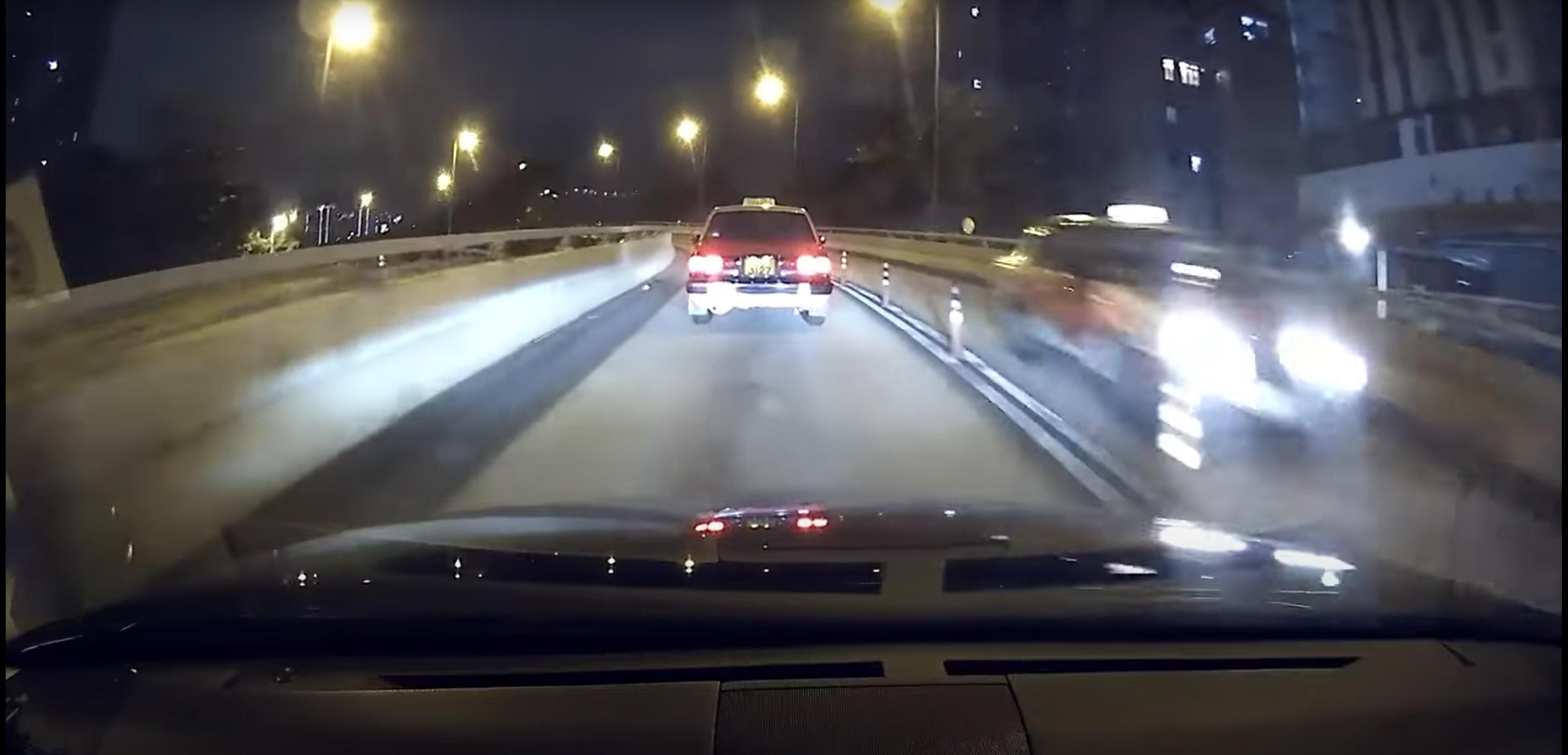 一輛高速駛過的士潑出不明液體。(網片截圖)