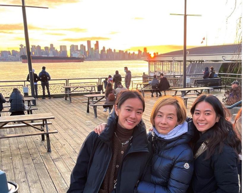 毛姐與一對女兒感情要好,珍惜母女共聚的時光。