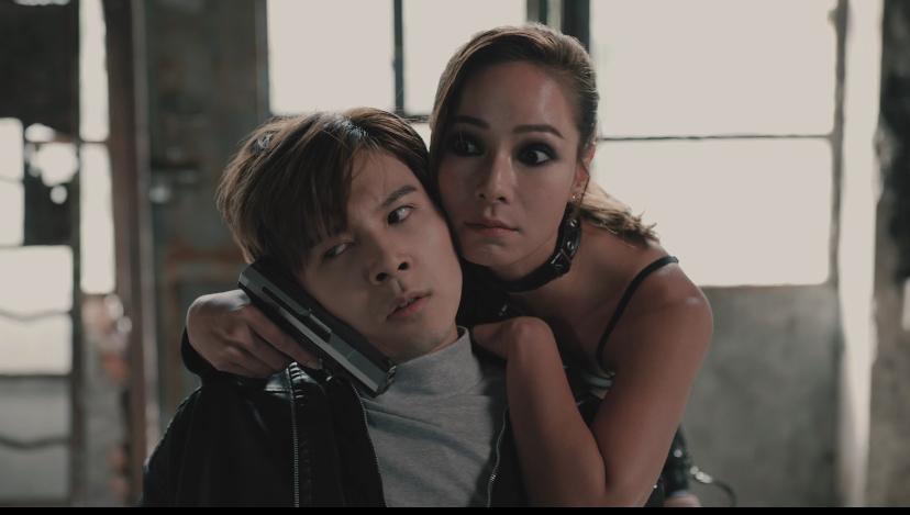 細貓與衣著性感的女主角余曉彤埋身肉搏。