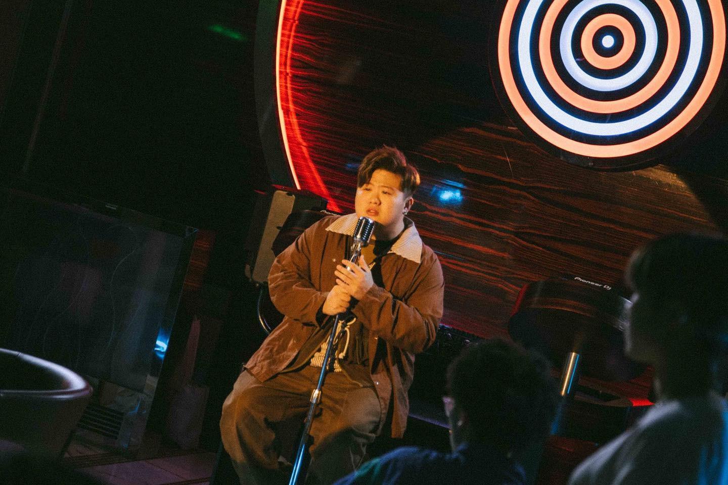 肥仔在MV因工作冷落母親。