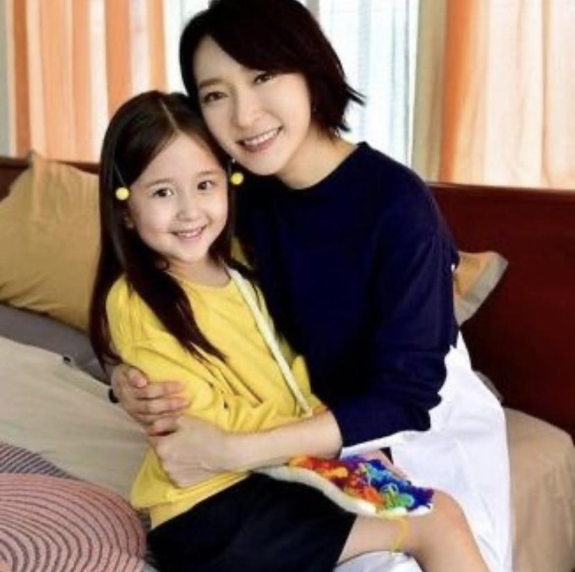 阿Bean曾與周家怡合作。