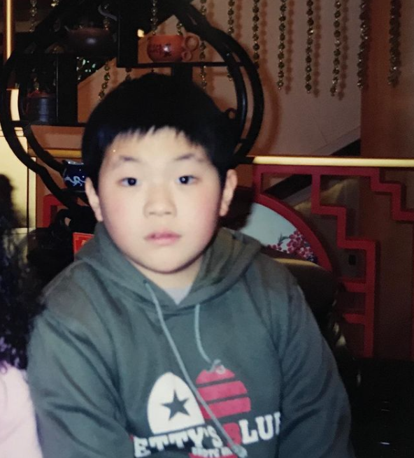 Ian的外婆常常買東西給他吃,他曾自嘲兒時肥得似一粒墨魚丸。