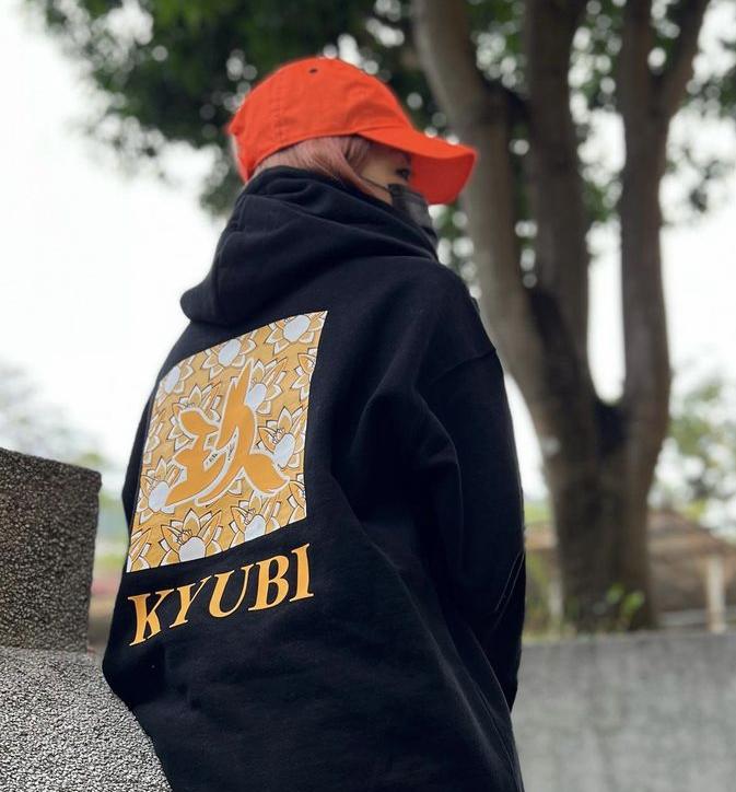 麻利與AK非常老友,獲AK送上自家品牌的服飾。