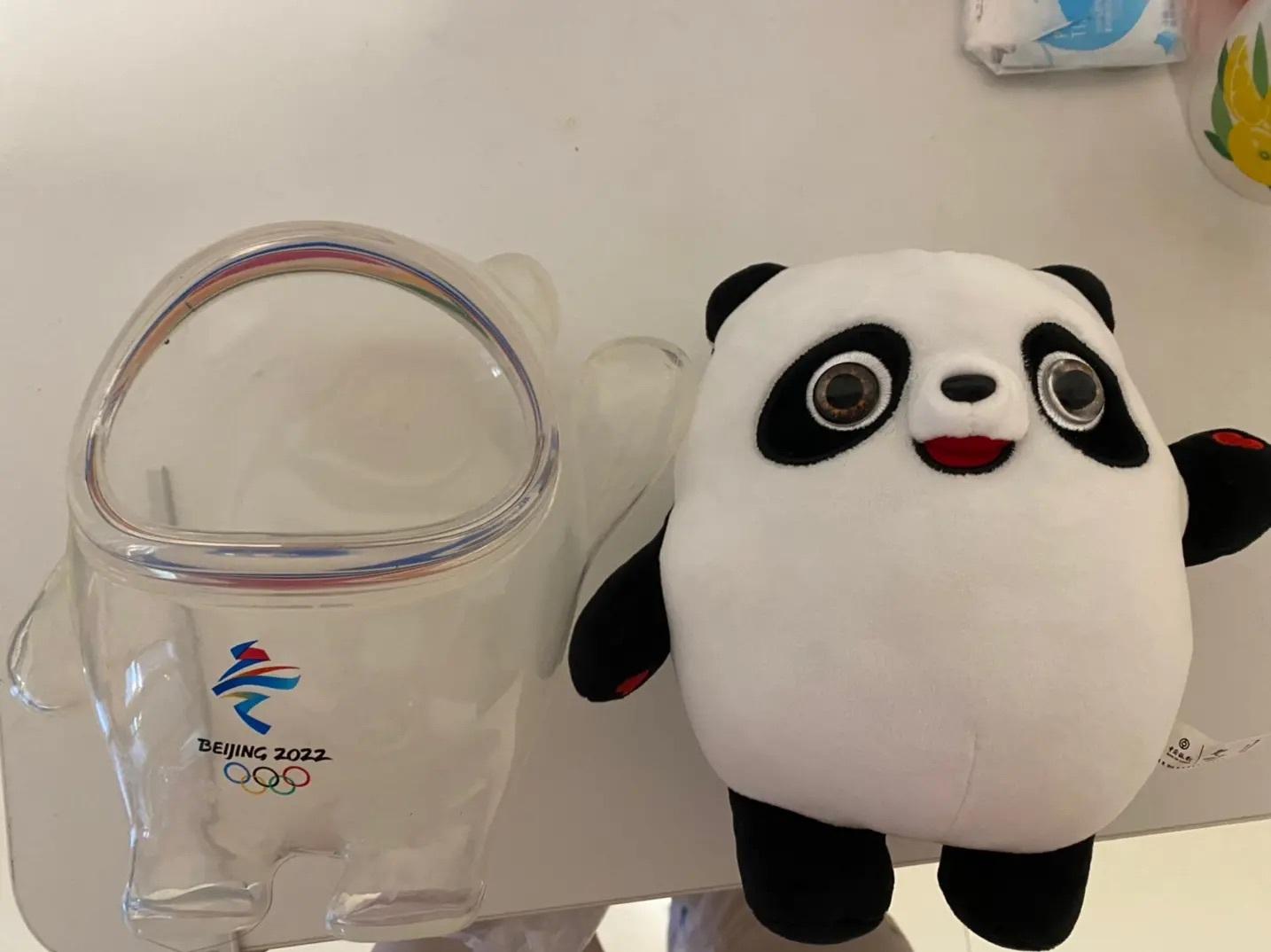 有網民脫掉冰墩墩的外殼。(互聯網)