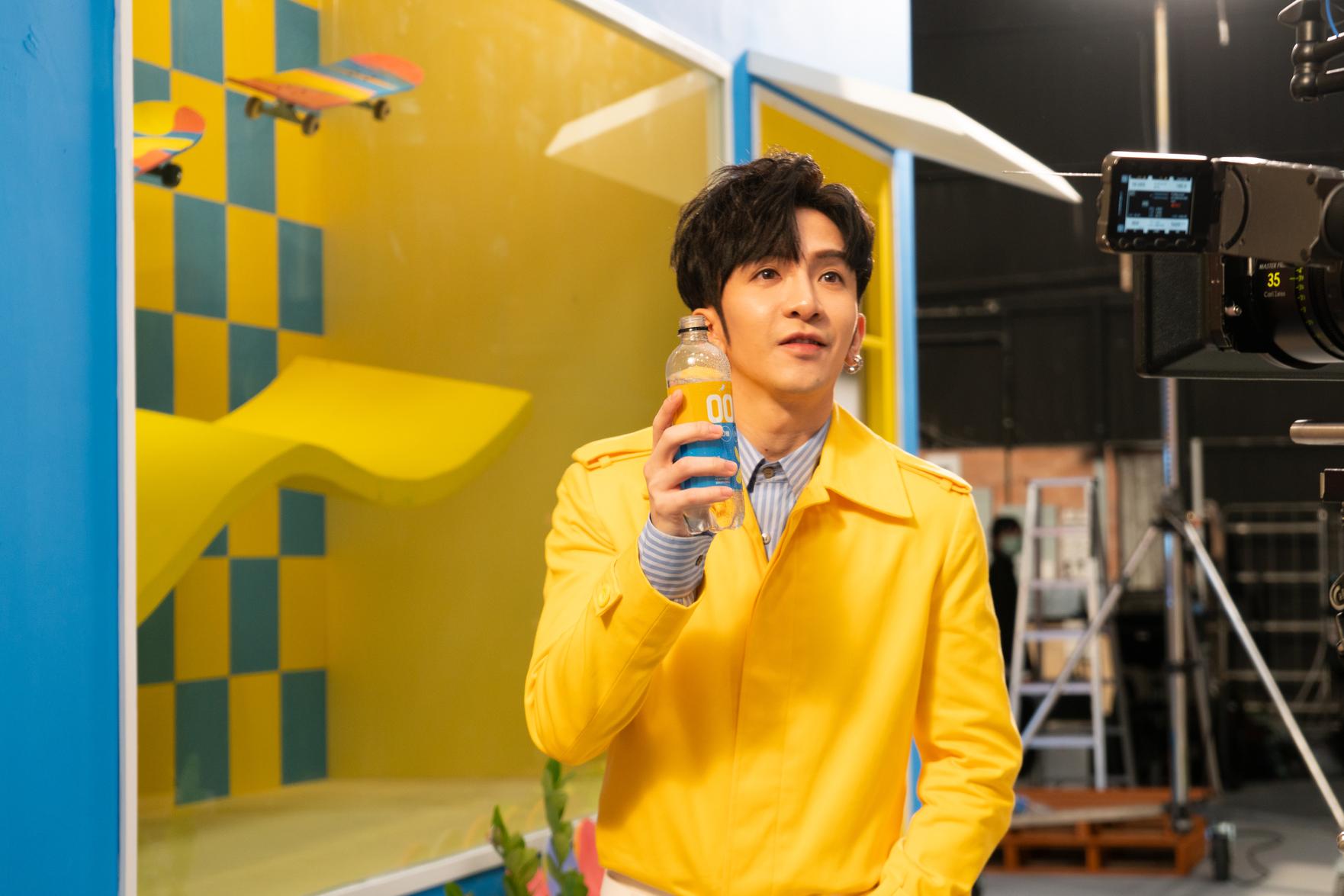 Anson Lo 特別為 OOHA拍攝了一條廣告片