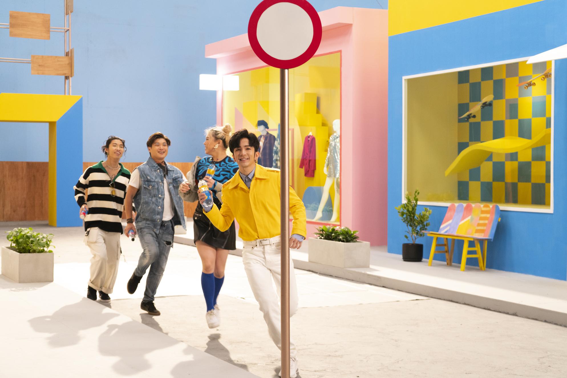 Anson Lo 特別為 OOHA拍攝了一條廣告片