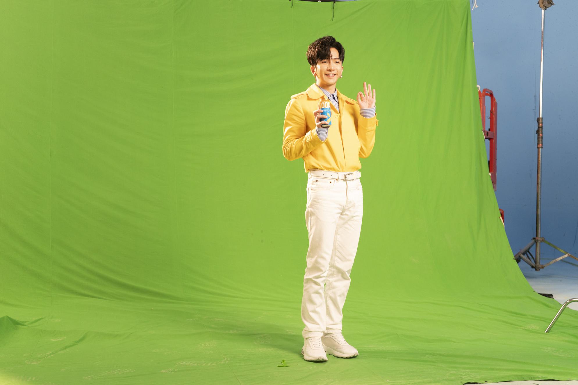 Anson Lo 特別為 OOHA拍攝了一條廣告片