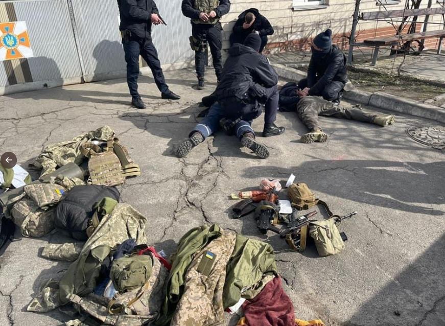 烏克蘭軍方表示,捕獲1名由俄軍喬裝為烏軍的男子。(Twitter)