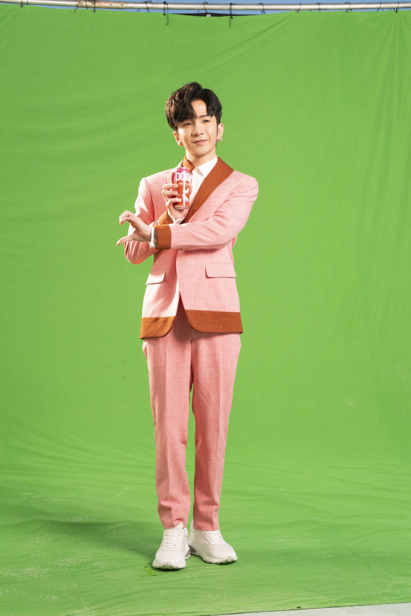 Anson Lo 特別為 OOHA拍攝了一條廣告片