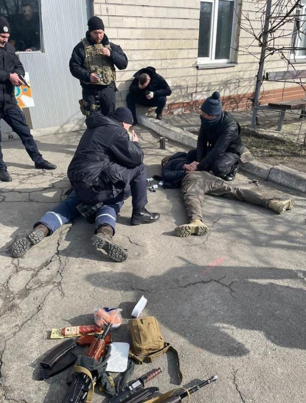 烏克蘭軍方在其身上搜出武器。(Twitter)