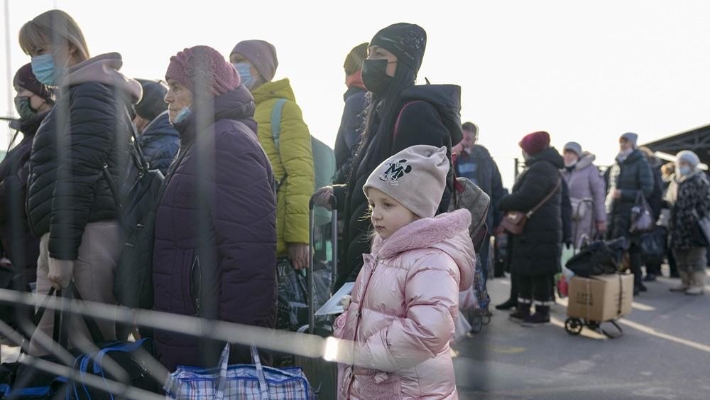 在盧甘斯克有大批民眾由親俄分子控制的地區過境到烏克蘭政府的控制區。(AP)