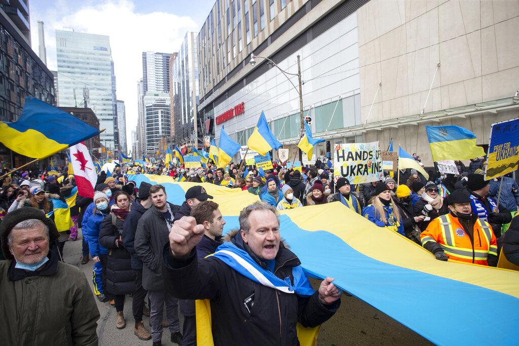 多國繼續有反戰示威,抗議俄羅斯入侵烏克蘭。(美聯社圖)
