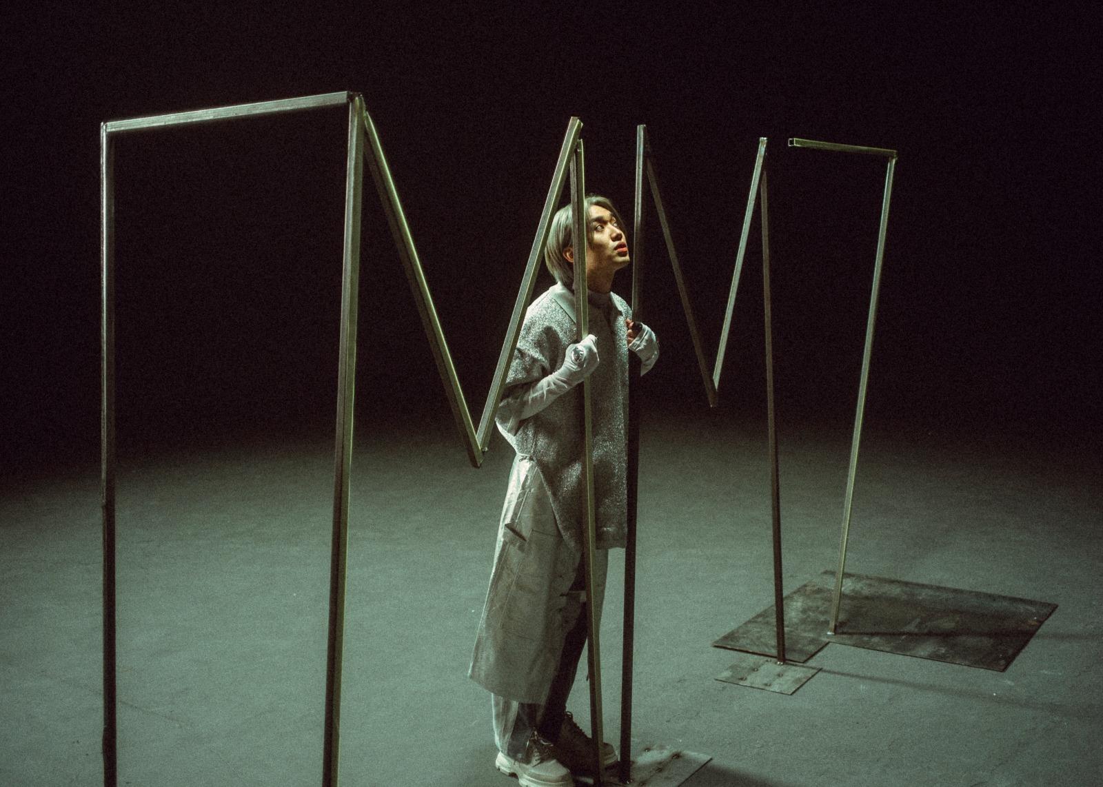 銀灰色的造型,代表充滿好奇、敢於突破框框的未來兒童。