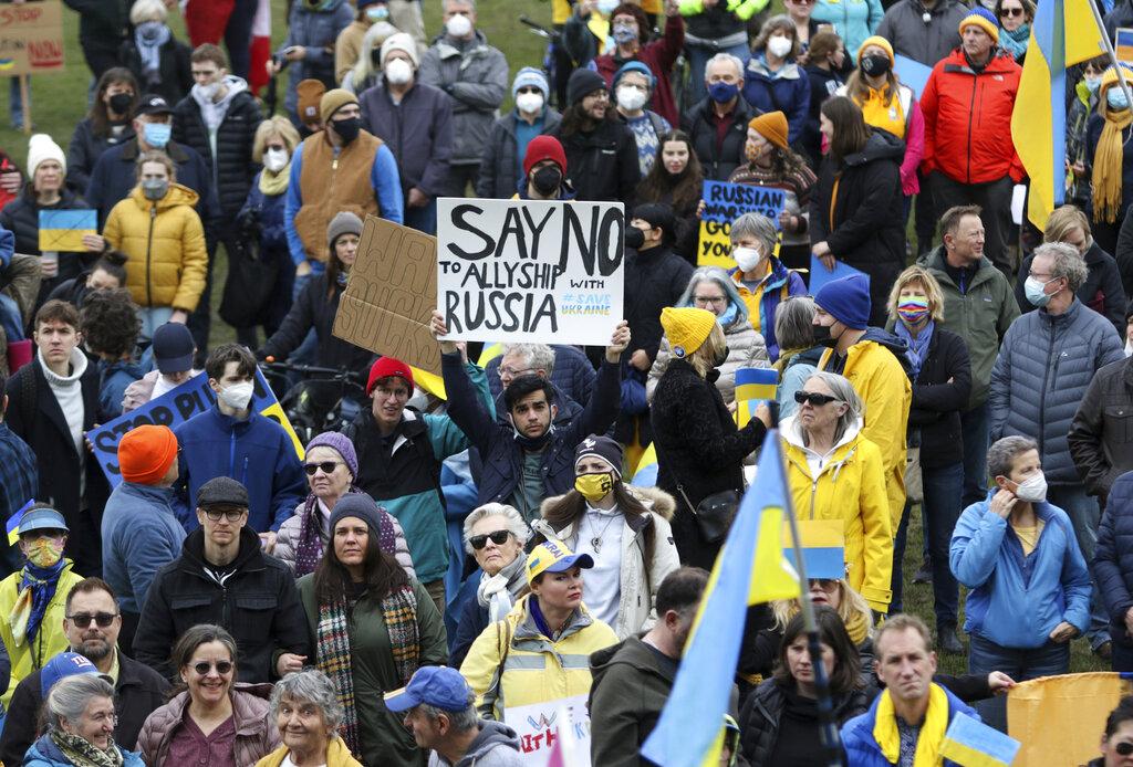 多國繼續有反戰示威,抗議俄羅斯入侵烏克蘭。(美聯社圖)