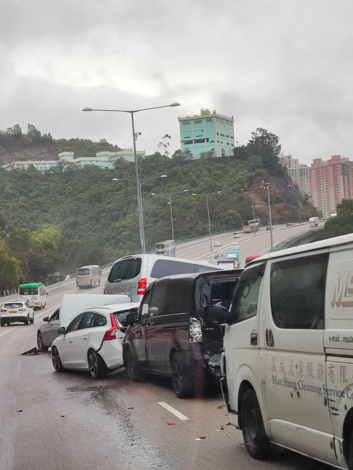 屯門公路8車「串燒」,客貨車被剷起車疊車。(馬路的事討論區@fb圖)