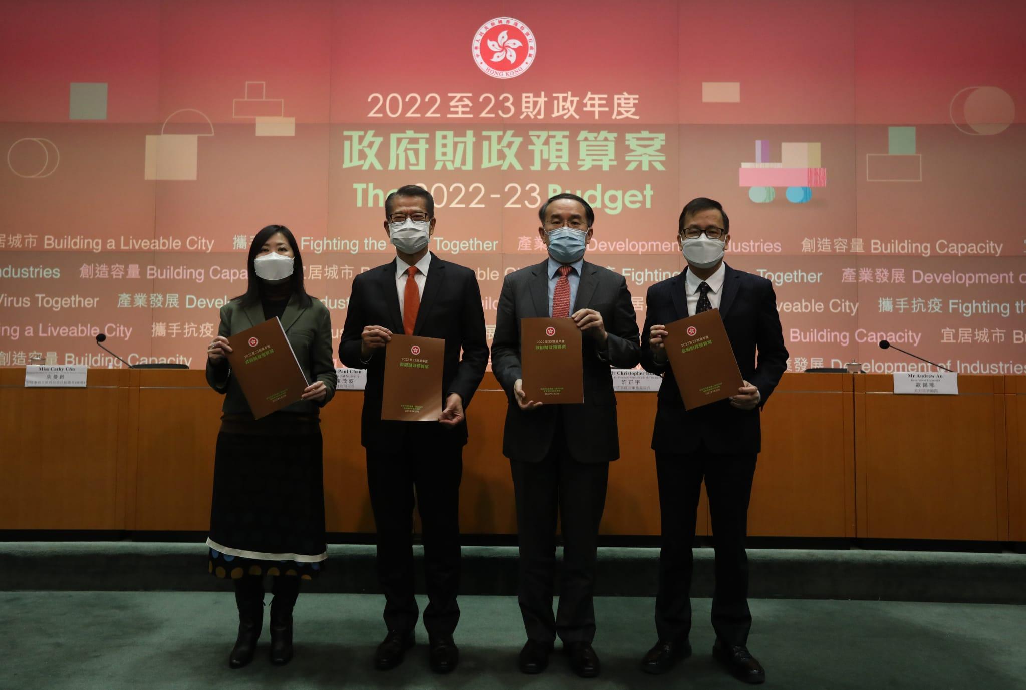 新一份《財政預算案》提出消費券起碼至一萬元,並分期向市民派發。(資料圖片)