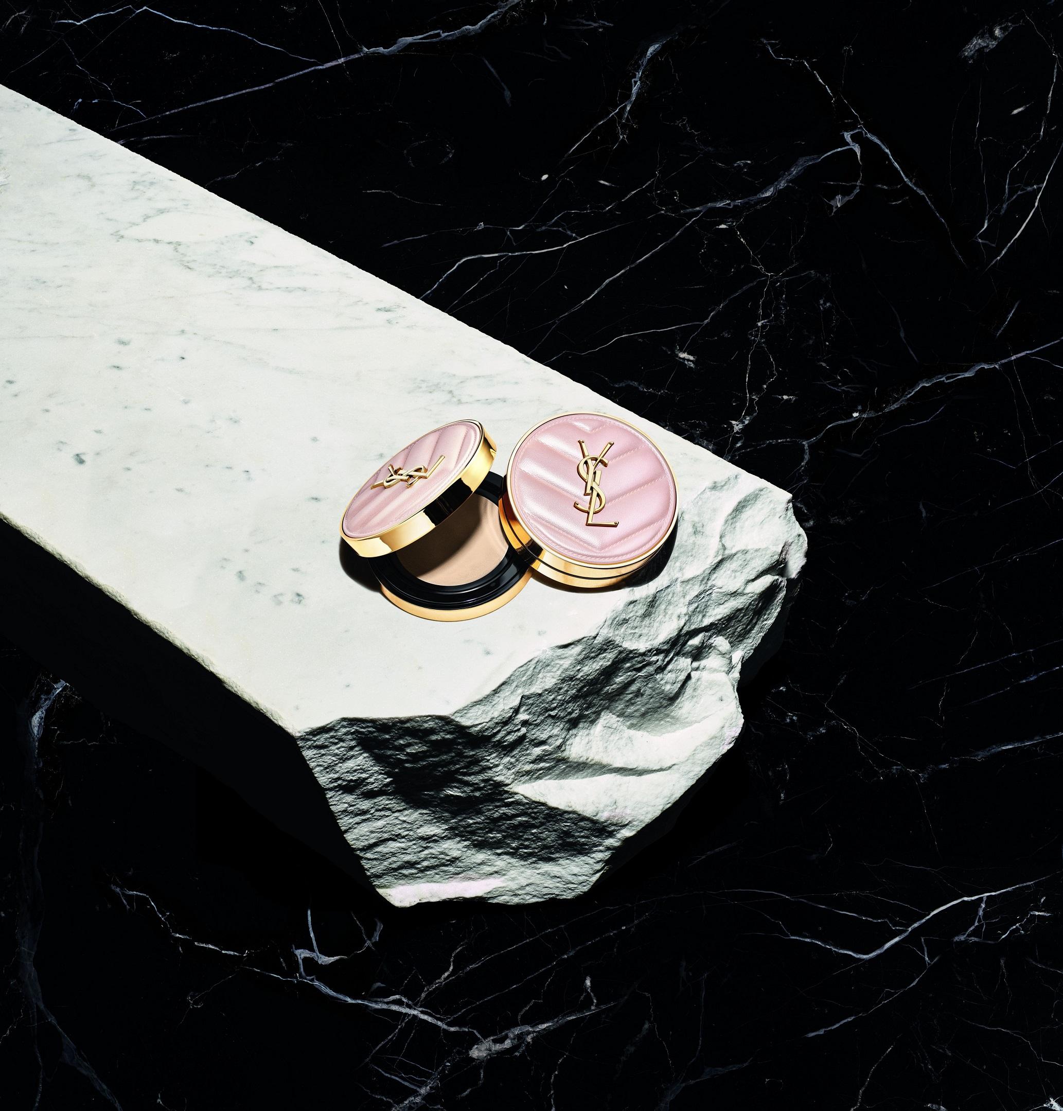 YSL 明彩輕透亮肌氣墊粉底 $630(4種新色)及$365(補充裝) 粉底採用淡粉紅仿皮革盒子,盒面標有經典YSL Cassandra標誌,顏值極高。小巧設計可放入口袋或小手袋中,隨時時尚地補妝。高遮瑕粉底質感舒適,可即時明亮及均勻膚色,持續24小時保濕。4種色調專為亞洲肌膚而設,提升肌膚亮澤感。