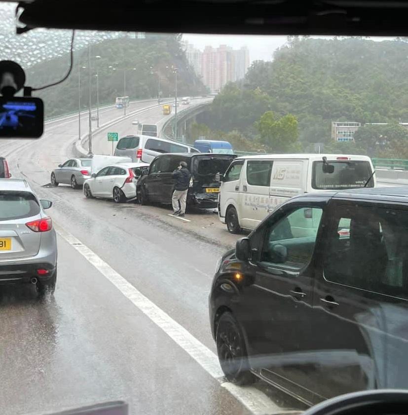 屯門公路8車「串燒」,客貨車被剷起車疊車。(馬路的事討論區@fb圖)