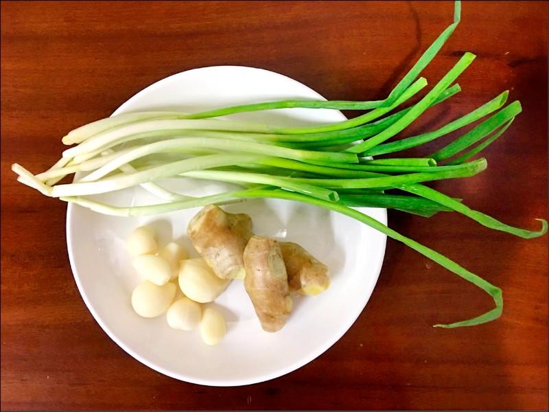 薑蔥的保鮮方法: 薑蔥保存時最好保持原貌,帶土最好能保存最久,其次就是冷凍保存,不論蔥花、蒜、薑、辣椒,以冷凍方式保存,至少都能使用1個月。