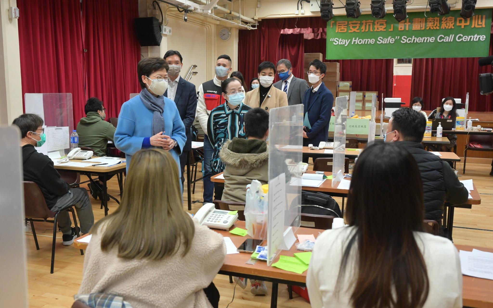 特首林鄭月娥昨晚到訪荔枝角社區會堂和黃大仙社區中心的兩個「居安抗疫」熱線中心。(林鄭fb圖)