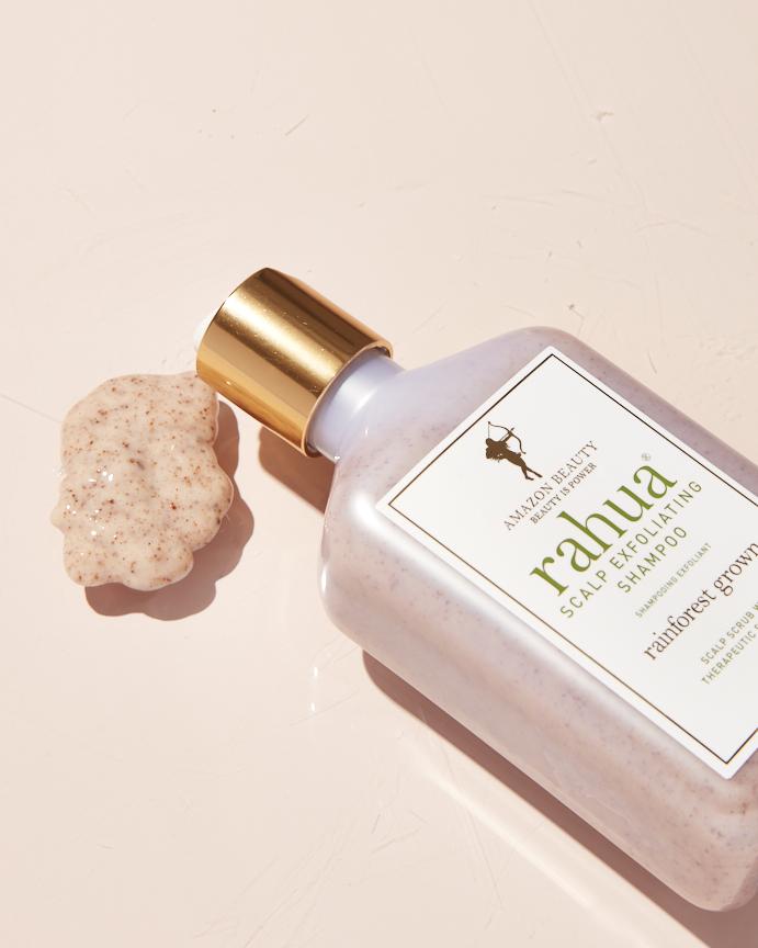 Rahua Scalp Exfoliating Shampoo $330/275ml 全天然的洗髮露從根部入手,溫和去角質,去除老廢細胞及殘餘物,洗頭同時促進頭皮血液循環。這療癒性的護理產品能同時平衡及激活秀髮。每週一次,於全濕髮絲上使用,以打圈手勢按摩頭皮至起泡,再以涼水沖洗加強血液循 環,令髮絲毛鱗順滑亮澤。(From JOYCE Beauty)
