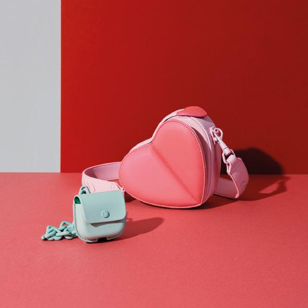 情人節限定禮盒 $599 禮盒包括迷你心型手袋及AirPods保護皮套,粉彩色調、立體心型剪裁造型,令日常裝扮更加甜美。加上高質感的外盒相襯,令心意程度倍增。