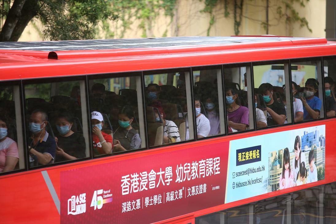 明起在公共交通工具上及港鐵付費區域,均不得脫下口罩飲食。(資料圖片)