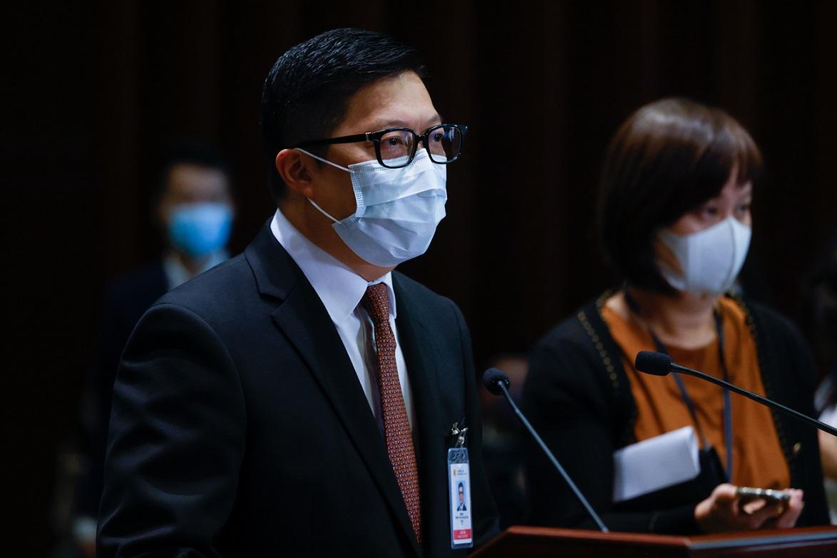 鄧炳強(左)的太太和家傭確診新型肺炎,他檢疫期間會在家工作。(資料圖片/蘇文傑攝)