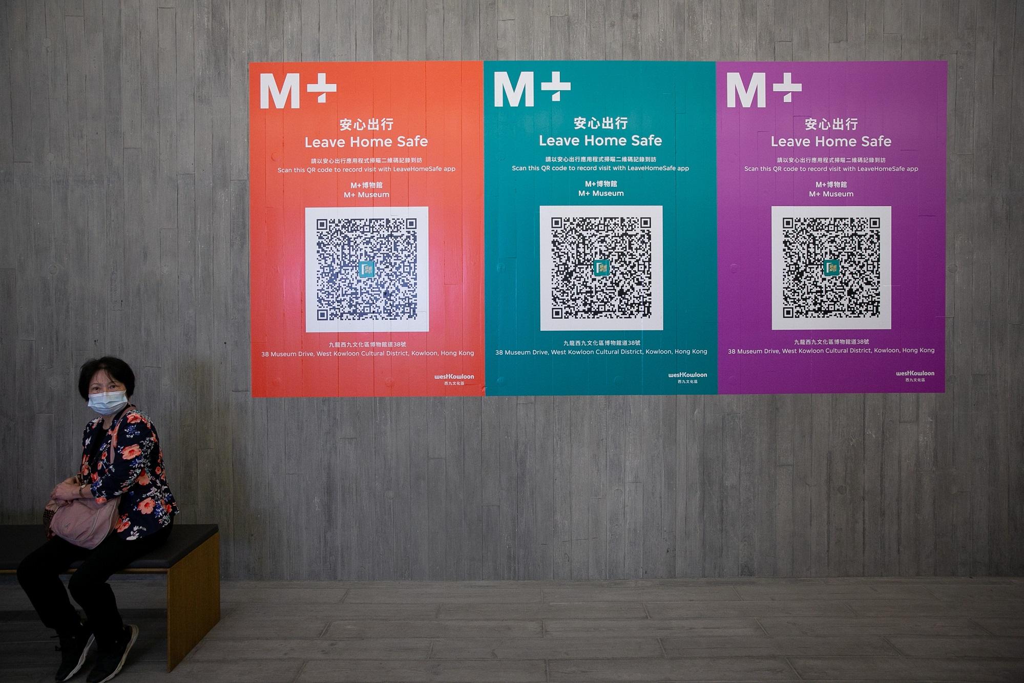 網民嘲諷青衣城巨型「安心出行」似西九M+博物館的藝術品。(資料圖片/張逸羲攝)