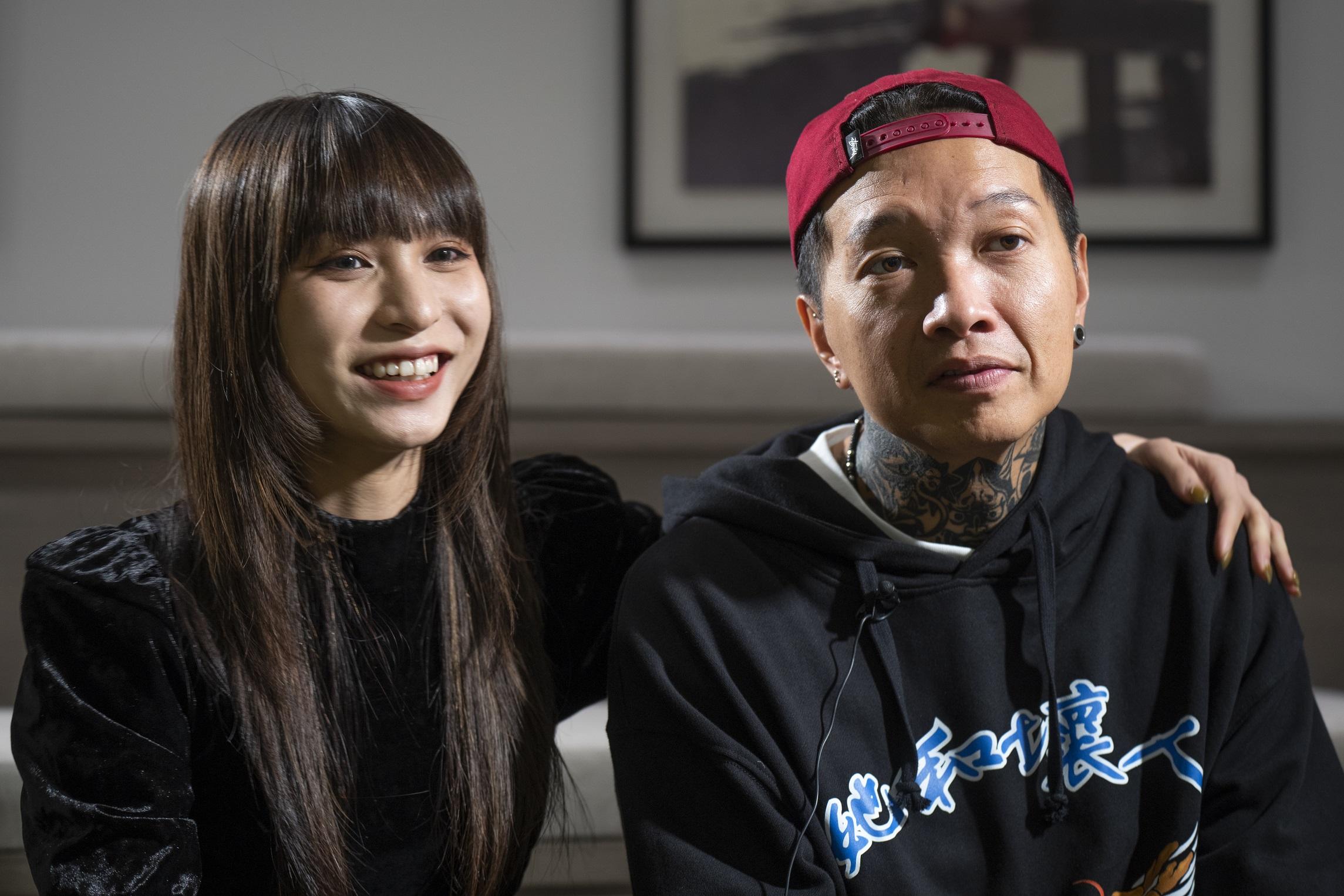 東東接受訪問,KB如慈父般陪伴左右。(陳奕釗攝)