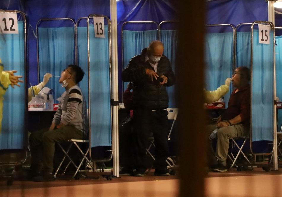 富昌邨富悅樓上月被圍封,居民落樓接受檢測。(資料圖片/鍾式明攝)