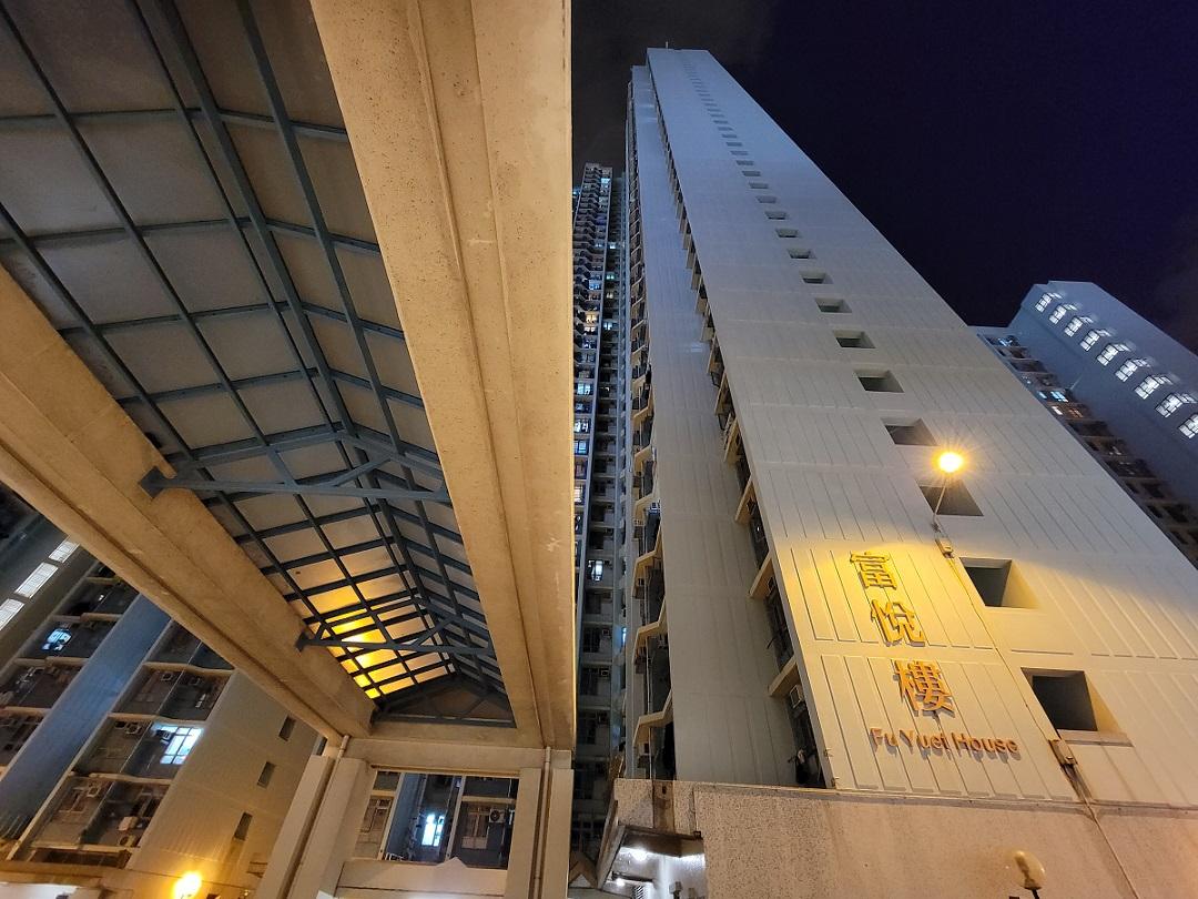 富昌邨富悅樓上月被圍封。(資料圖片/鍾式明攝)