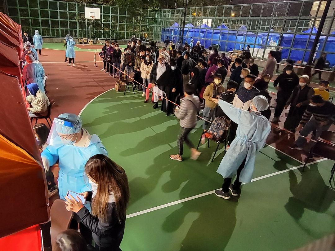 富昌邨富悅樓上月被圍封,居民落樓接受檢測。(資料圖片/鍾式明攝)