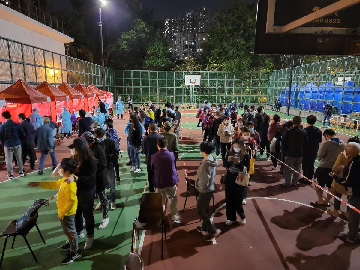 富昌邨富悅樓上月被圍封,居民落樓接受檢測。(資料圖片/鍾式明攝)