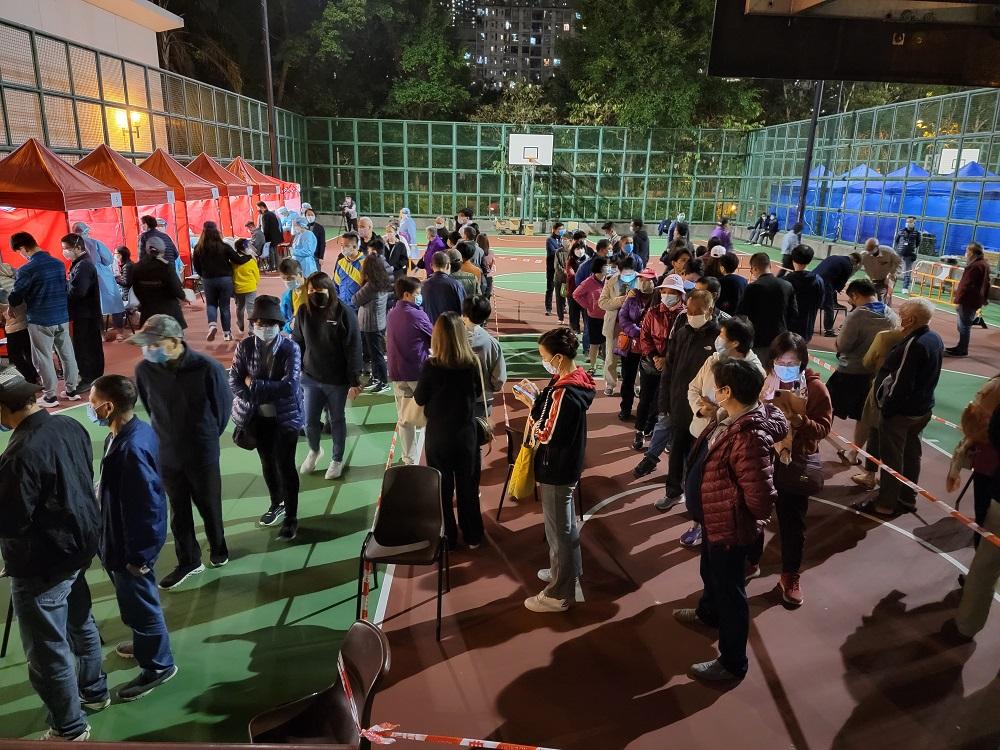 富昌邨富悅樓上月被圍封,居民落樓接受檢測。(資料圖片/鍾式明攝)