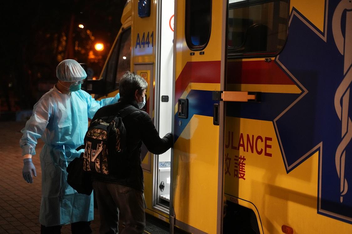 藍田啟田邨啟仁樓晚上有居民登上救護車離開。(陳奕釗攝)