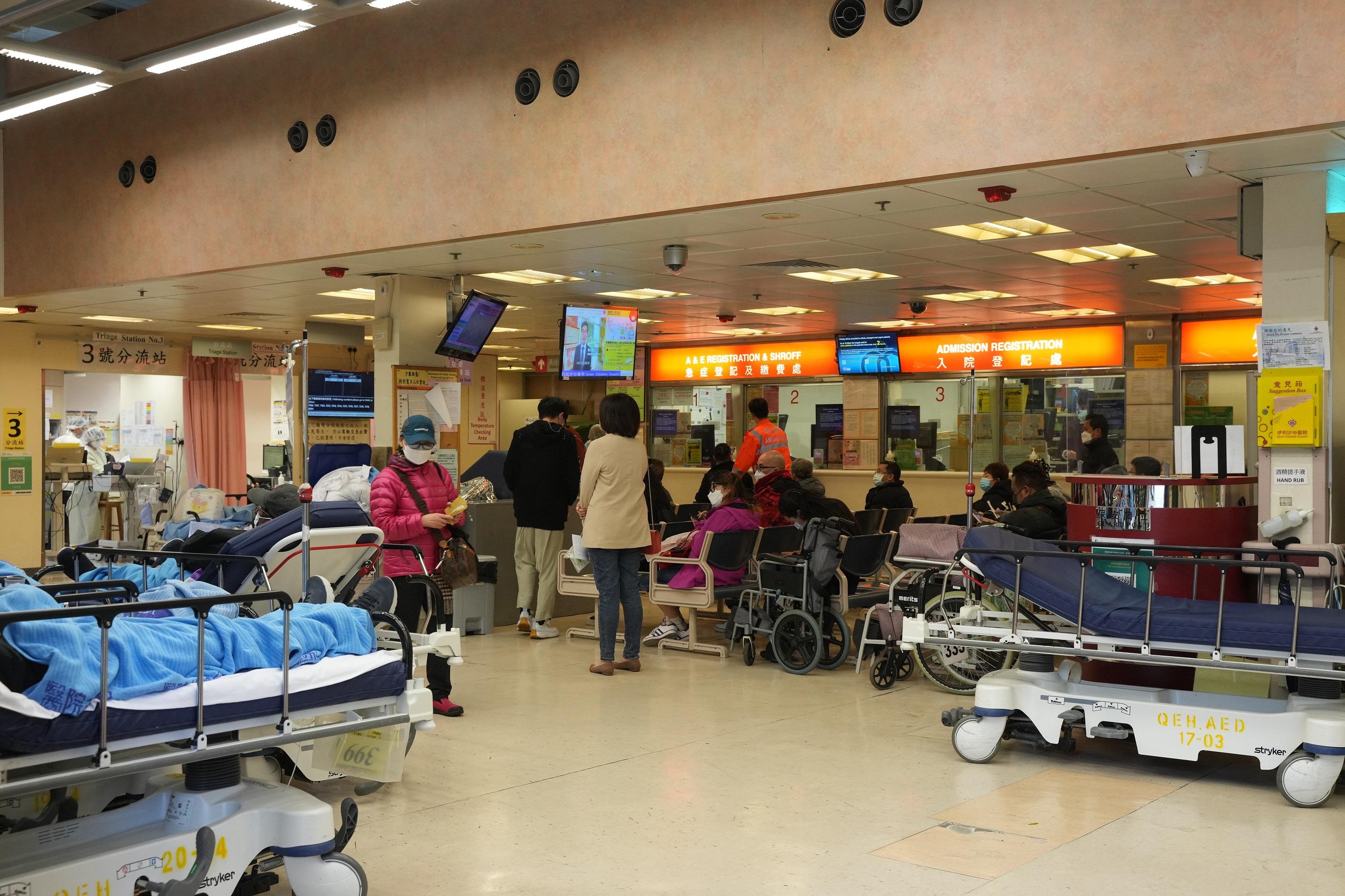 有自行檢測呈陽性的市民湧往急症室。(陳奕釗攝)