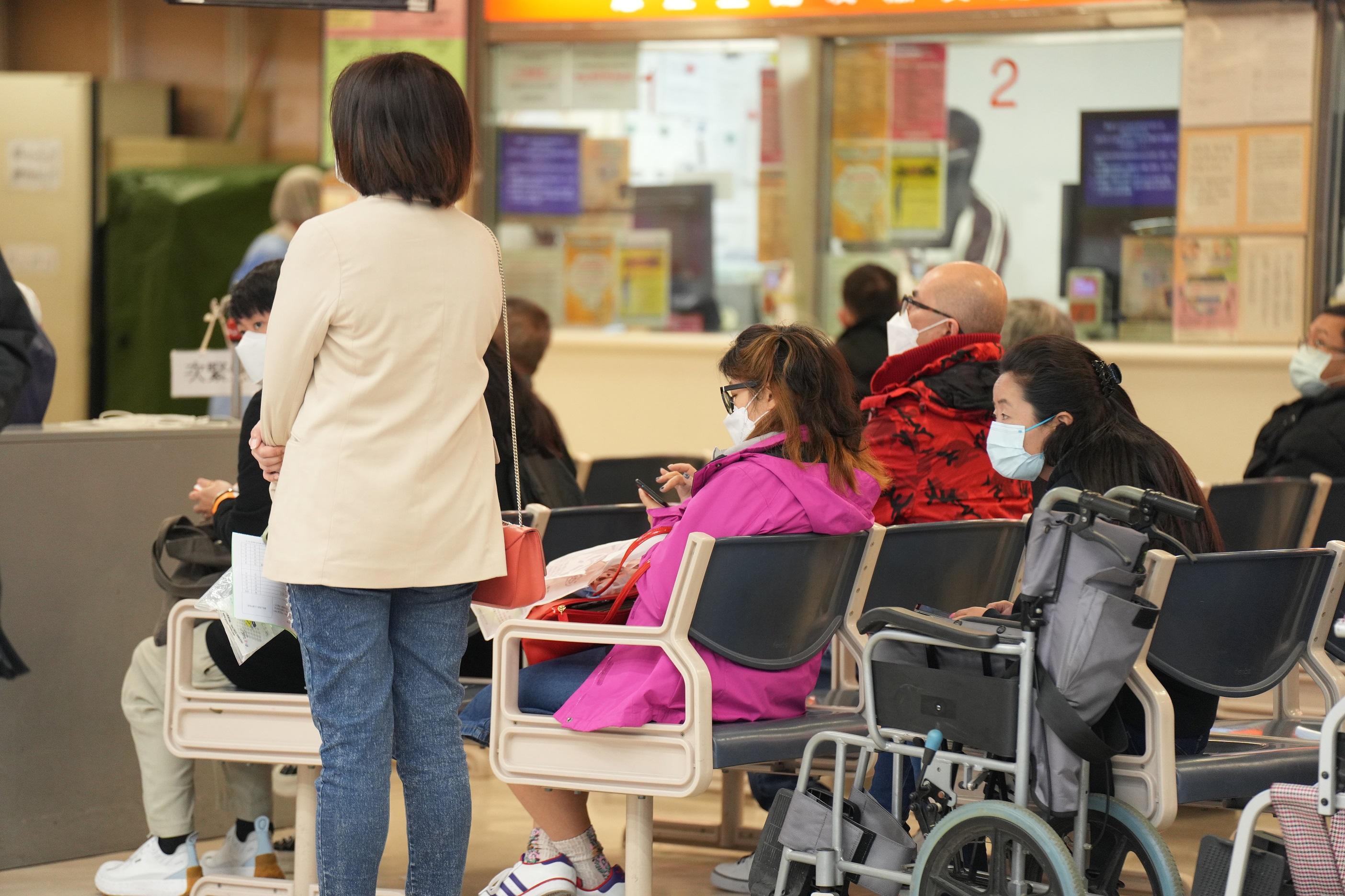 有自行檢測呈陽性的市民湧往急症室。(陳奕釗攝)